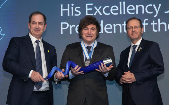 Le président argentin Javier Milei pose avec le prix Genesis aux côtés de Stan Polovets et du président israélien Isaac Herzog, lors de la cérémonie de remise du prix Genesis au Musée de la tolérance, le 12 juin 2025 à Jérusalem, en Israël. (Crédit : Lior Mizrahi/Getty Images pour la Fondation du prix Genesis via JTA)